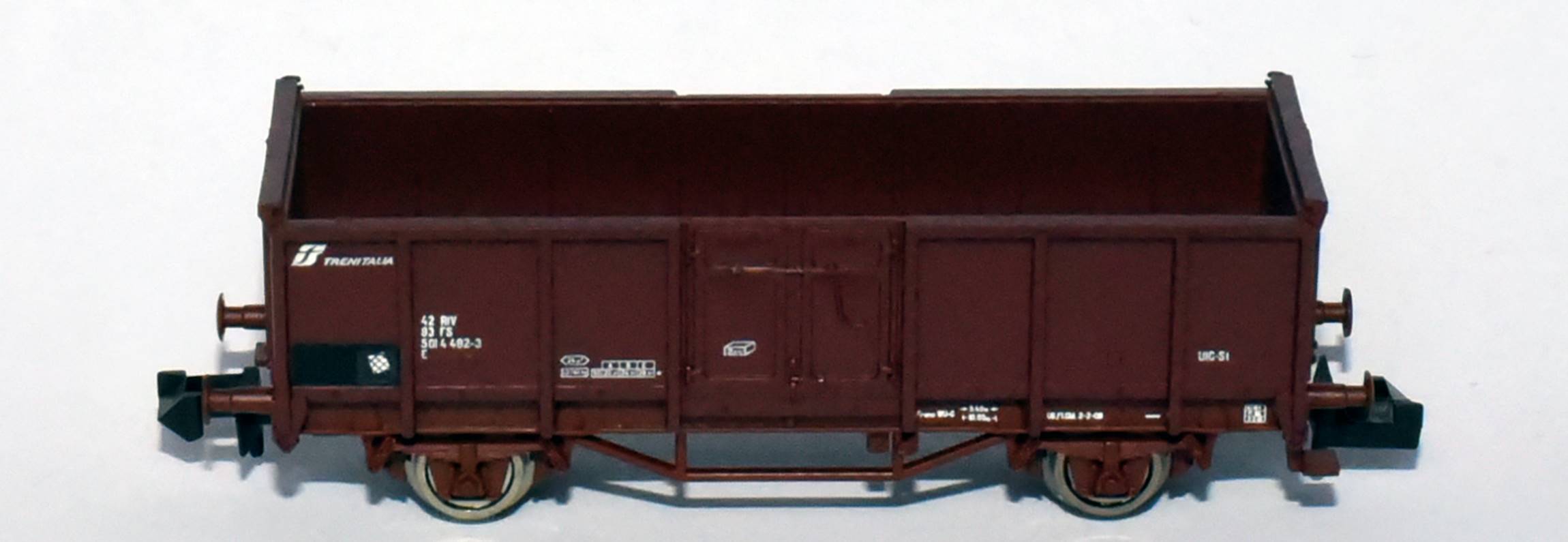 Immagine che contiene testo, caso, cassettiere

Descrizione generata automaticamente