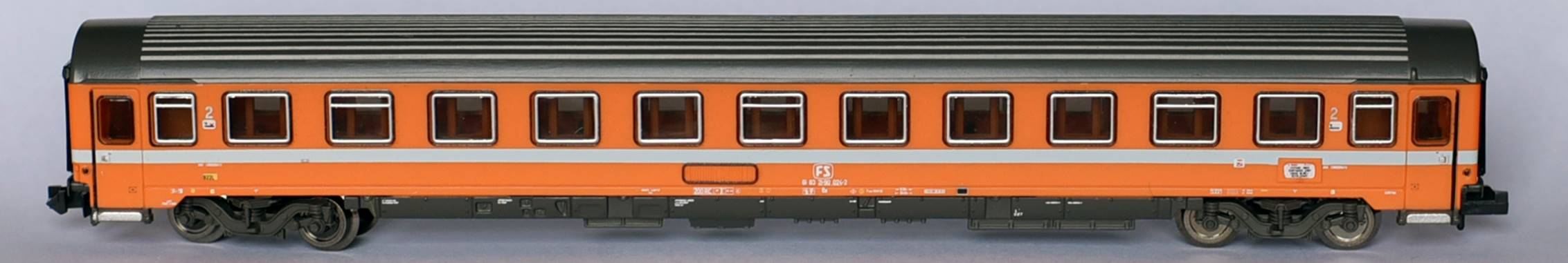 Immagine che contiene trasporto, treno, arancia

Descrizione generata automaticamente