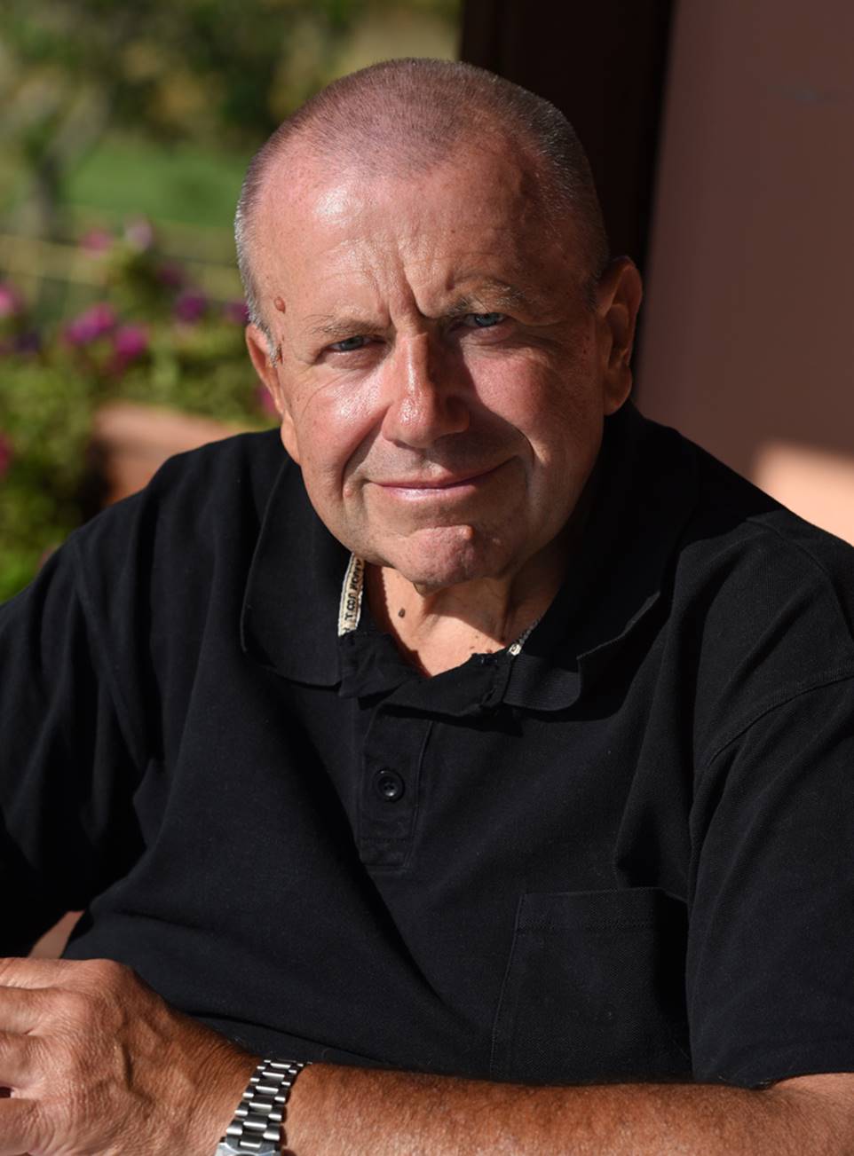 Immagine che contiene persona, uomo, sedendo, tavolo

Descrizione generata automaticamente