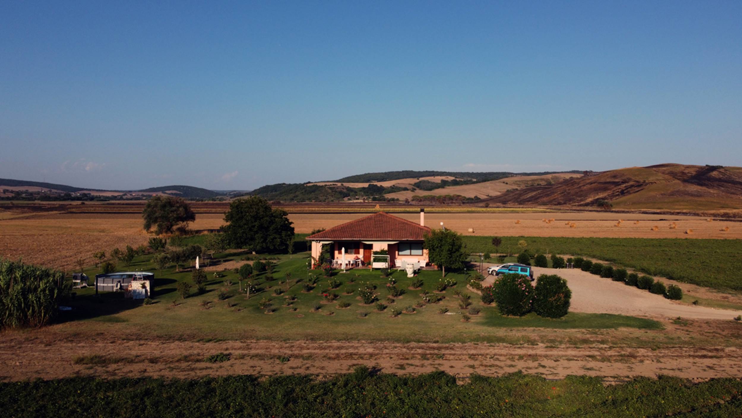 Immagine che contiene erba, esterni, cielo, natura

Descrizione generata automaticamente