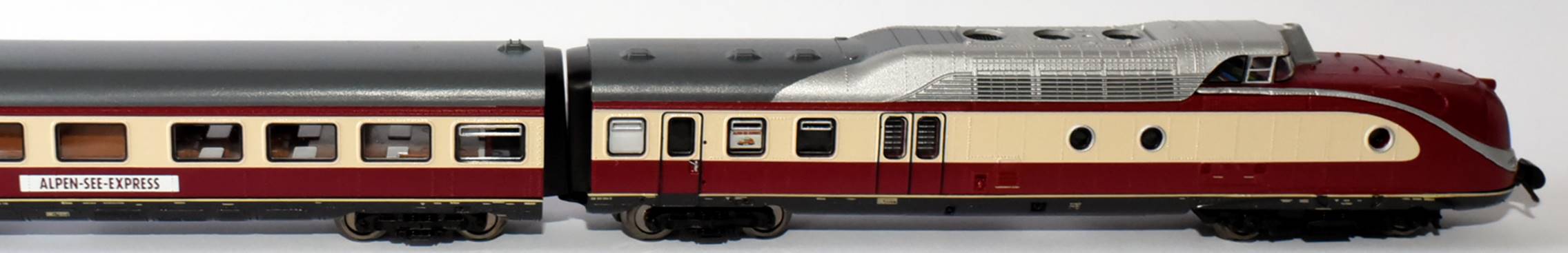 Immagine che contiene testo, trasporto, treno

Descrizione generata automaticamente