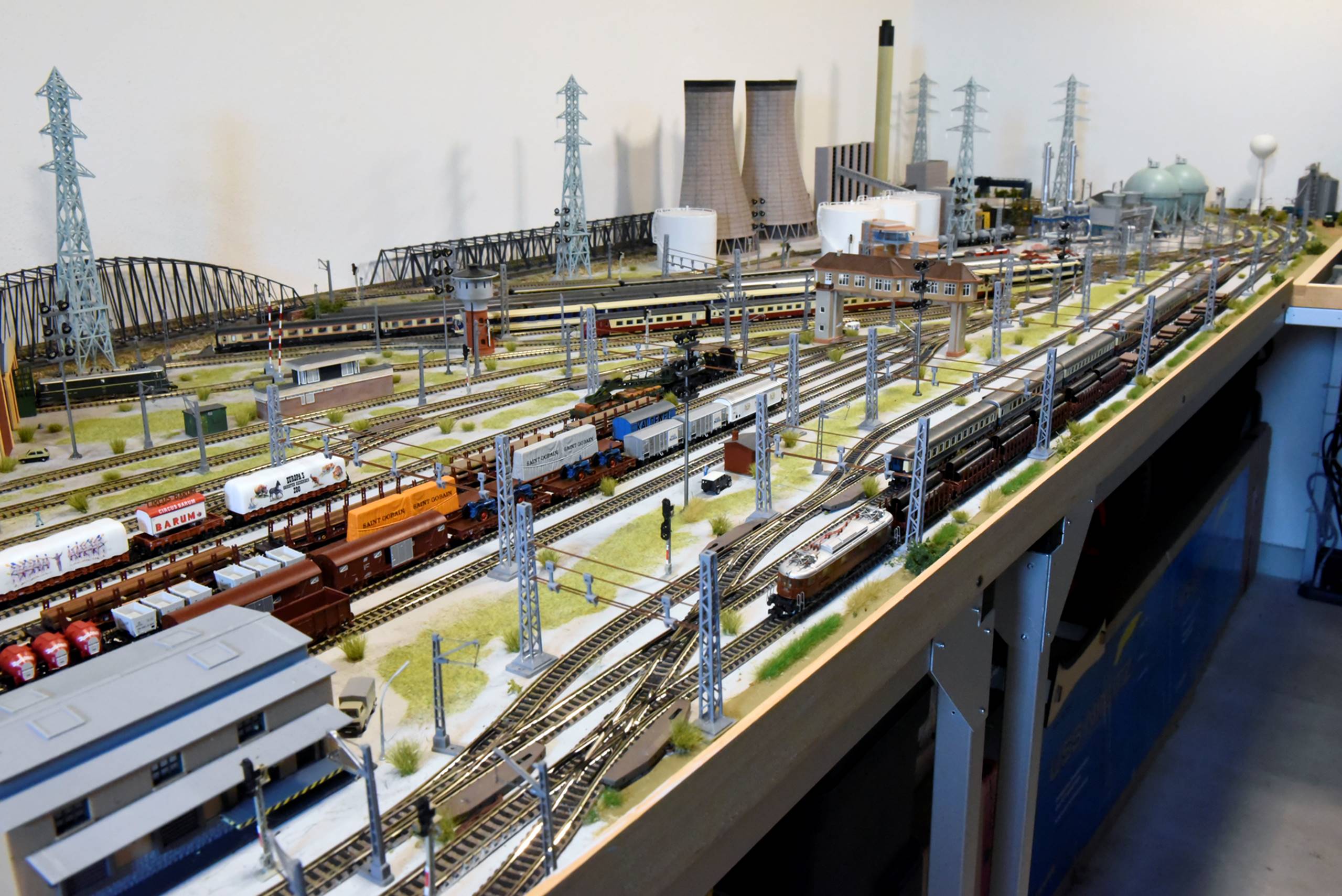 Immagine che contiene fabbrica, ferrovia, parecchi

Descrizione generata automaticamente