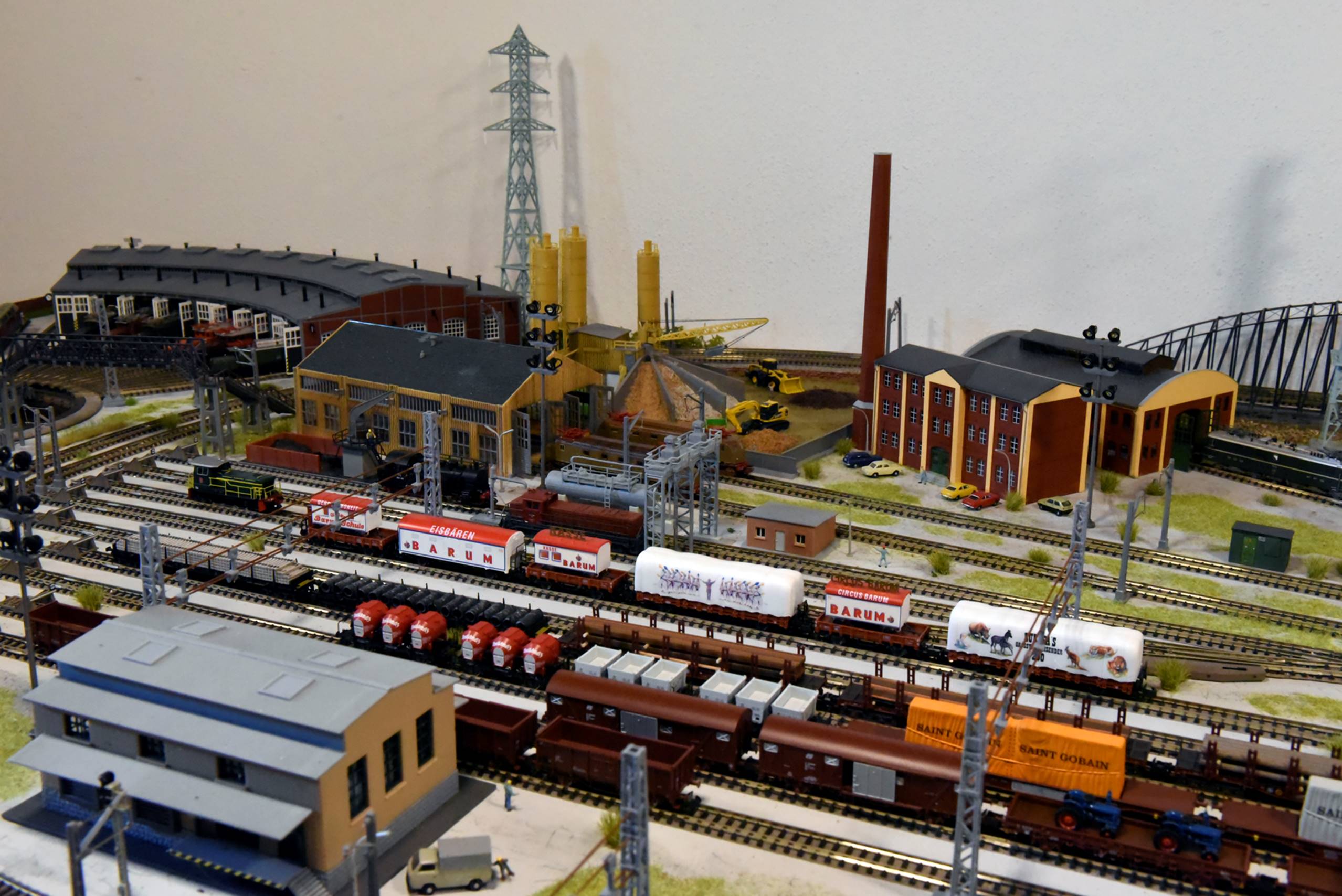 Immagine che contiene ferrovia, parecchi

Descrizione generata automaticamente