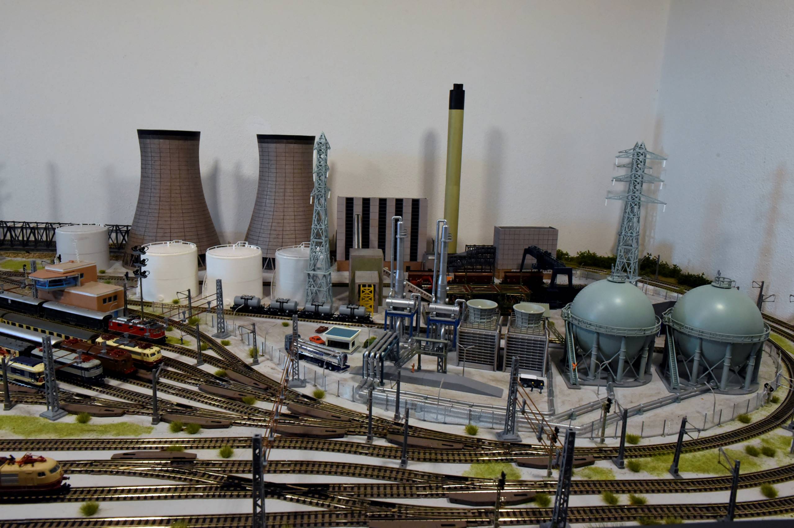 Immagine che contiene interni, fabbrica, set, parecchi

Descrizione generata automaticamente