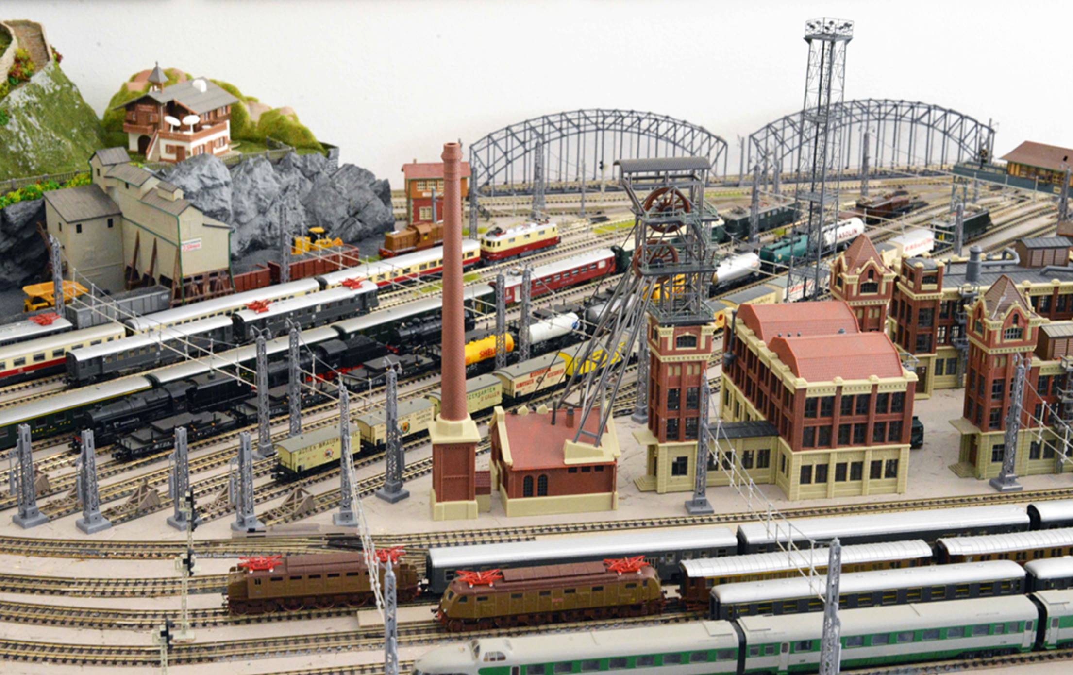 Immagine che contiene recinto, tavolo, cielo

Descrizione generata con affidabilit� molto elevata